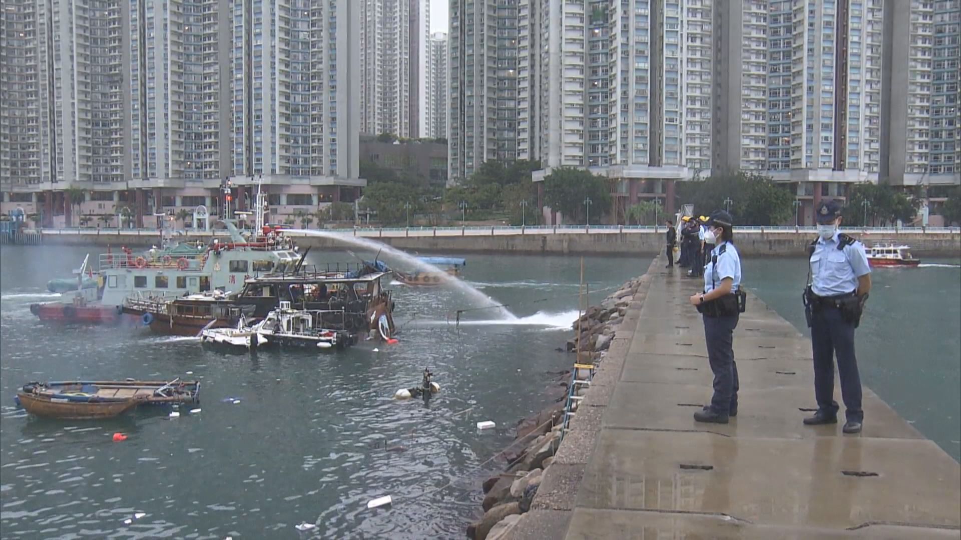 香港仔避風塘遊艇入水下沉無人被困
