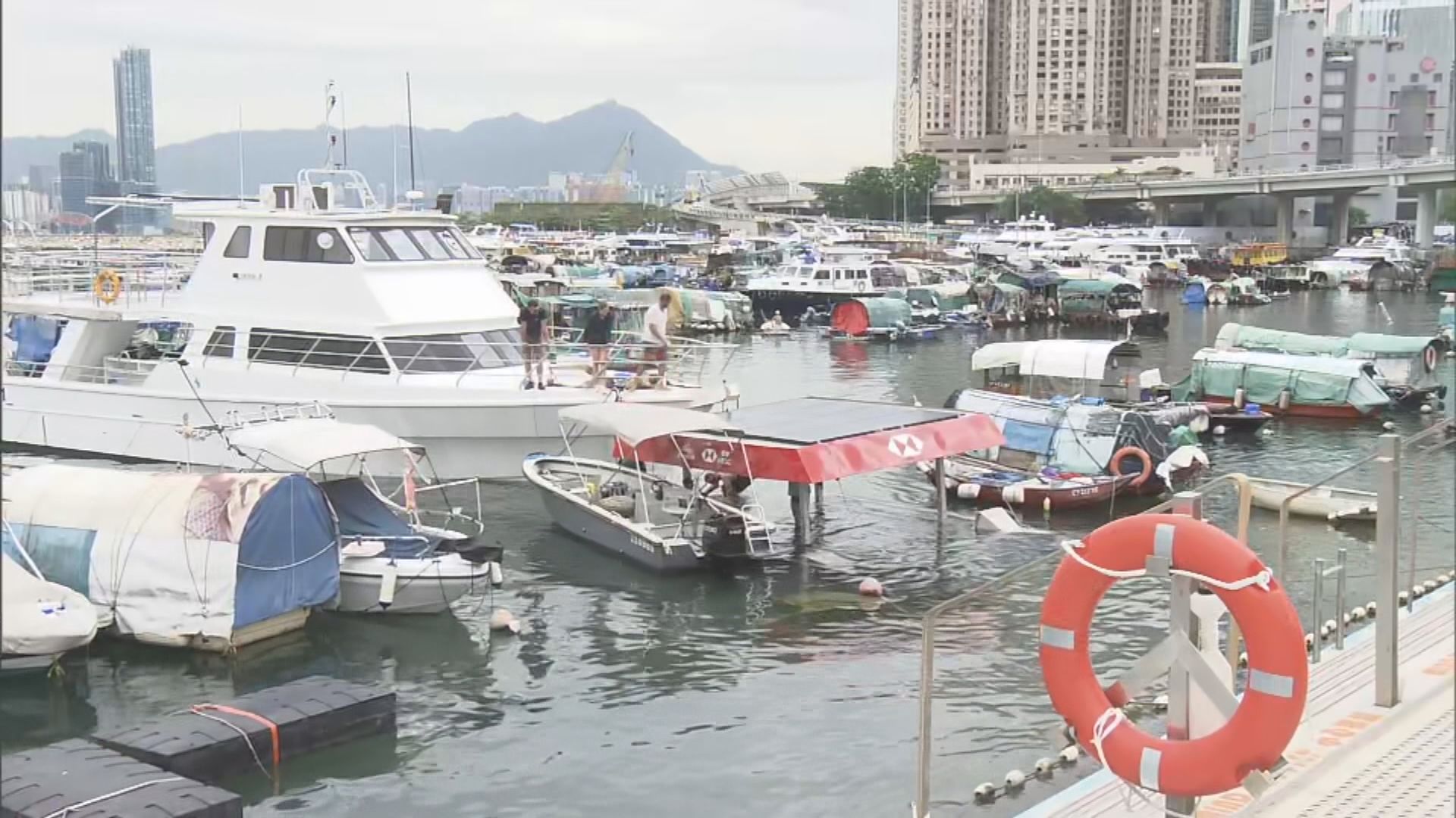 銅鑼灣避風塘垃圾收集船入水二人獲救