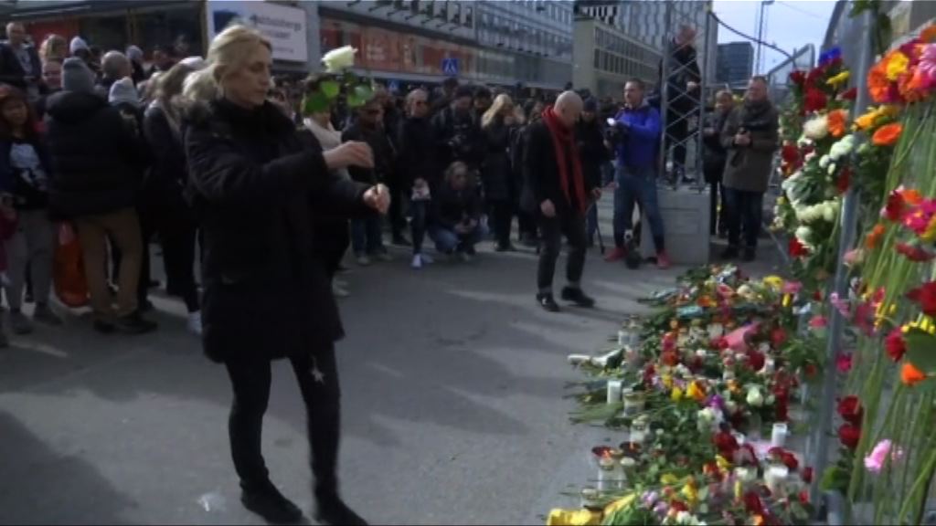 瑞典民眾獻花悼念貨車恐襲死者