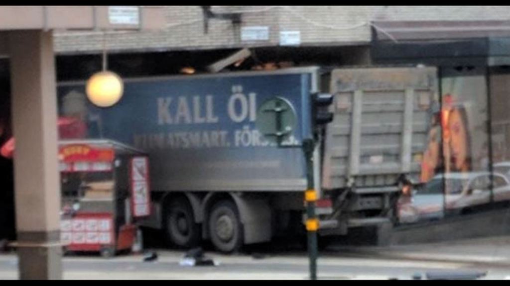 瑞典首都貨車撞向商場最少三死