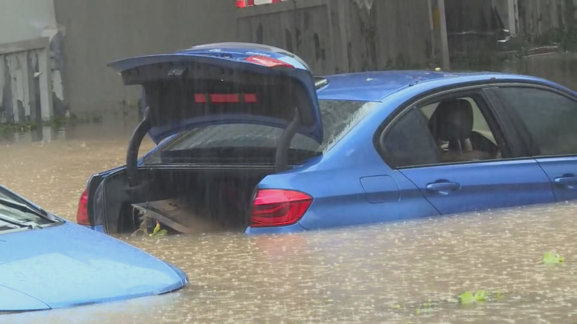 深圳多處地方水浸 有車主指曾經水深及腰要跳車離開