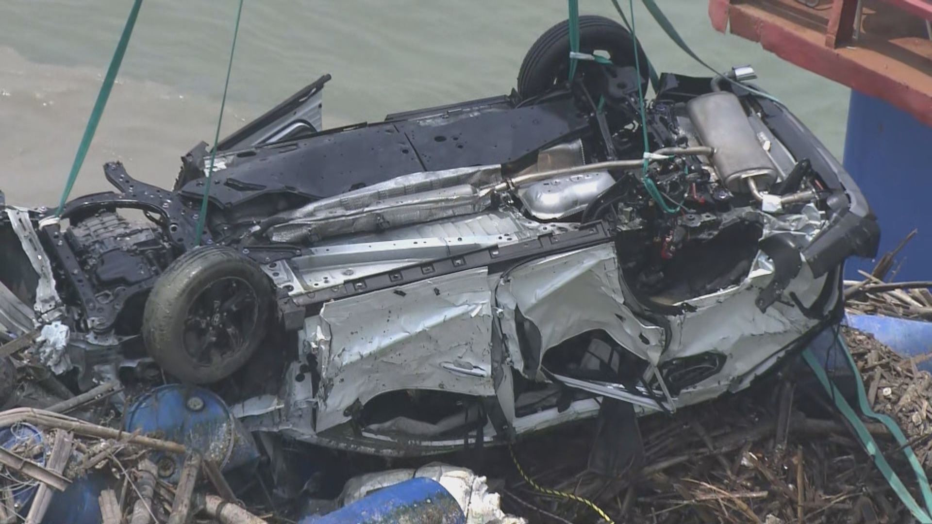 海關關員深圳灣大橋驅車墮海亡　警方派躉船打撈私家車上岸