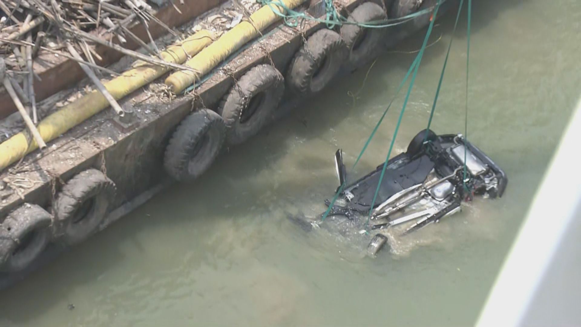 海關關員深圳灣大橋驅車墮海亡　警方派躉船打撈私家車上岸