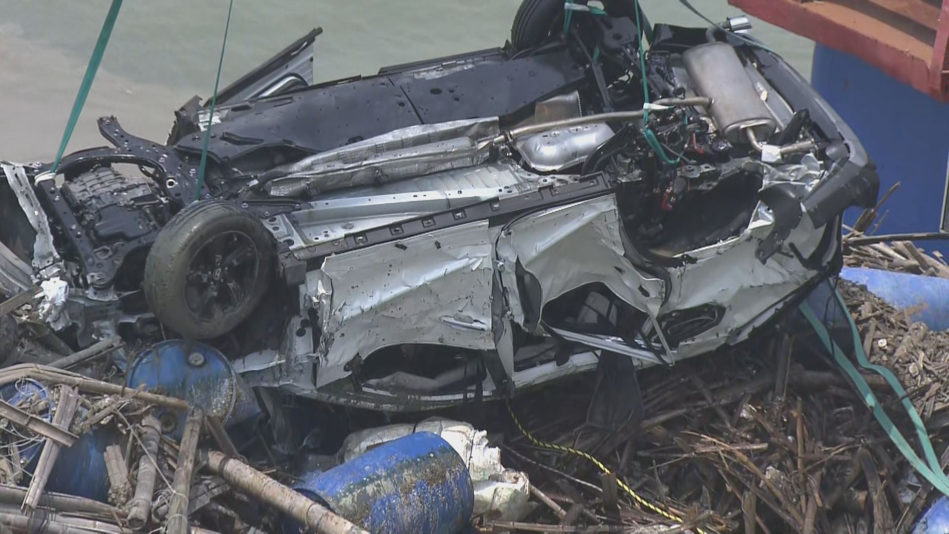 海關關員深圳灣大橋驅車墮海亡　警方派躉船打撈私家車上岸