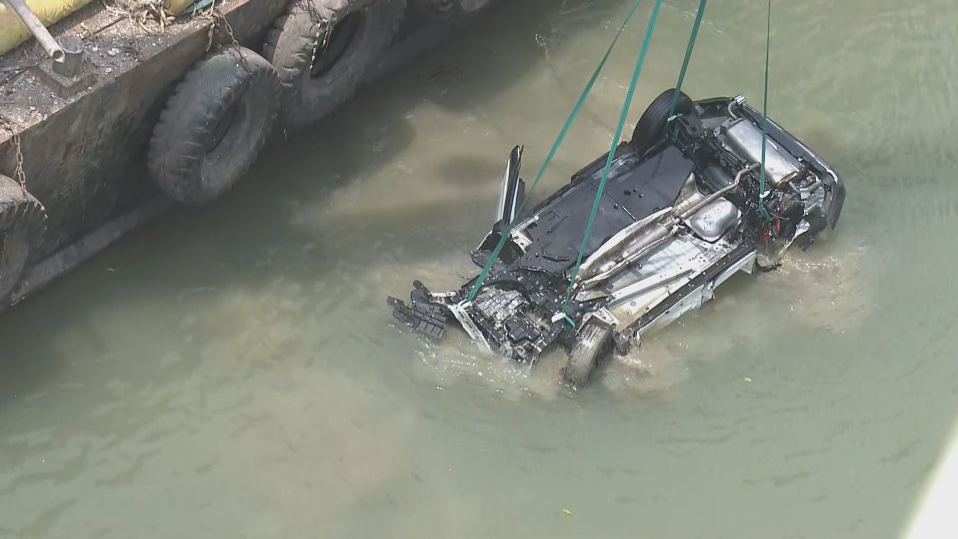 深圳灣大橋致命車禍　當局中午將墮海私家車打撈上躉船