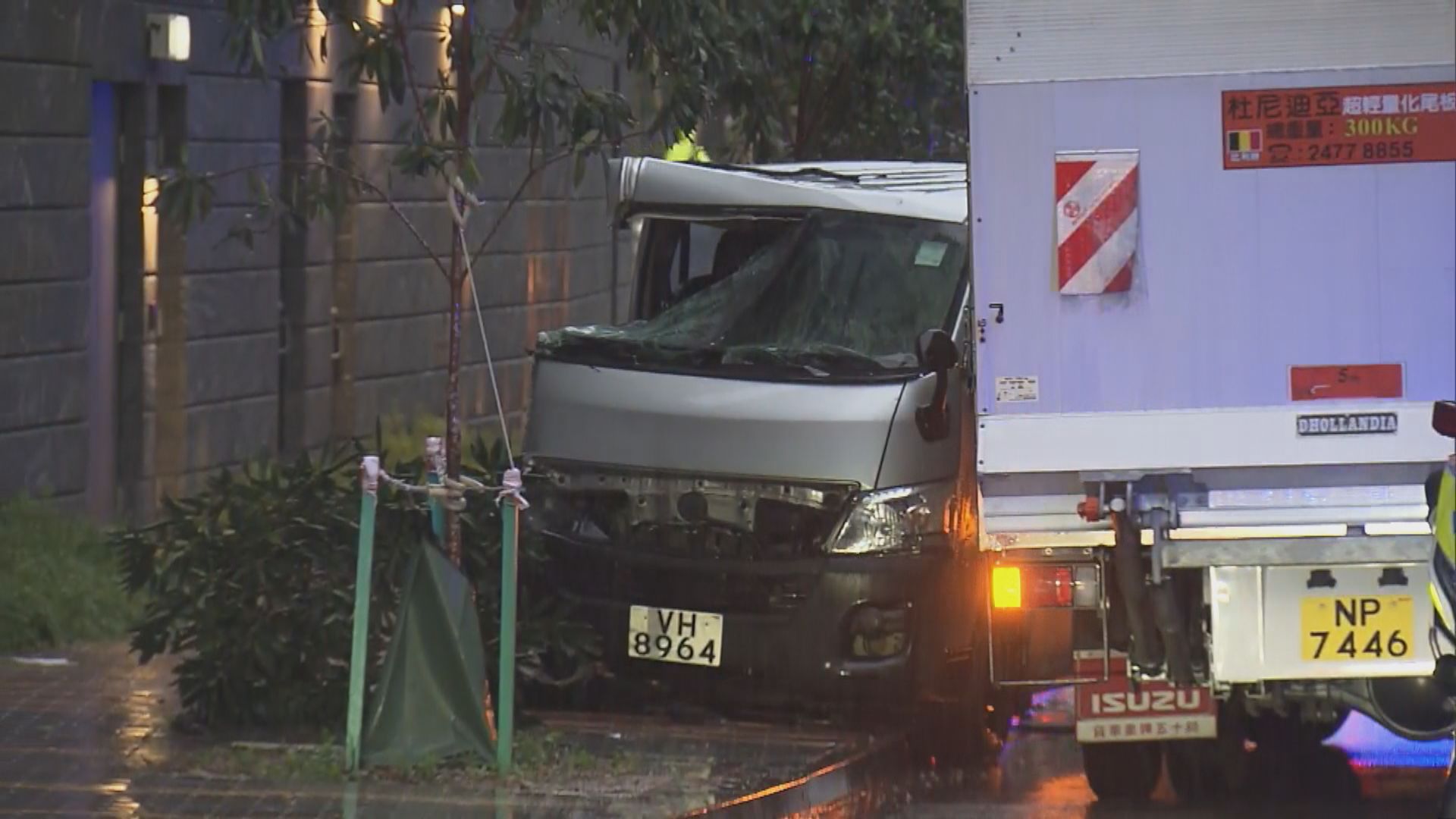 鴨脷洲發生三車相撞意外　一名司機受傷送院