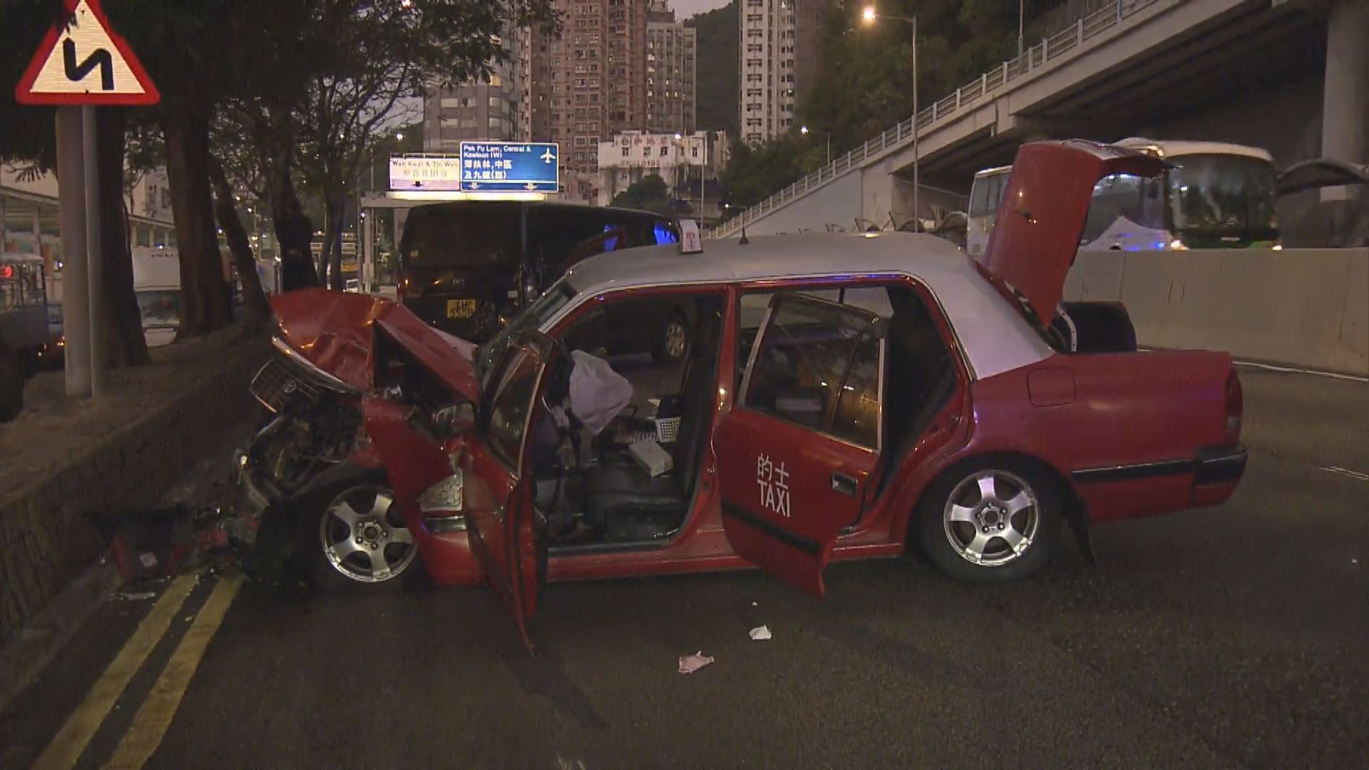 香港仔兩車相撞二人受傷送院