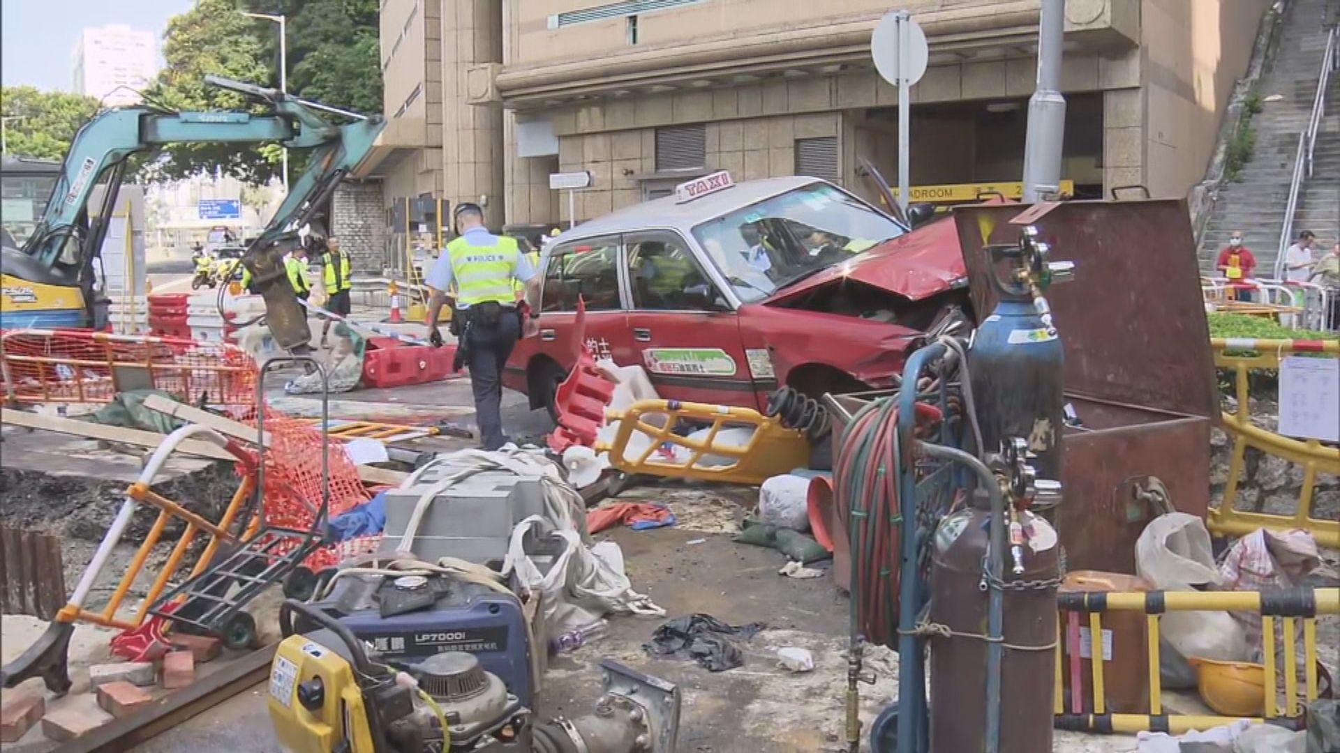 香港仔有的士失控 剷入修路地盤6人傷