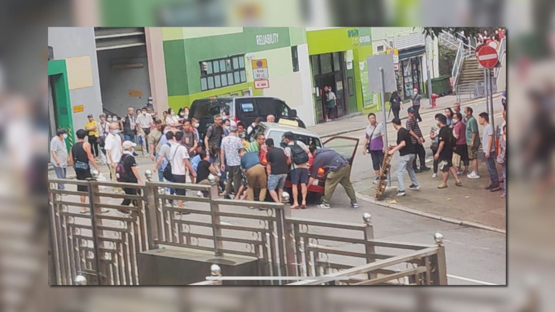 女子在香港仔被的士撞倒困車底一度昏迷