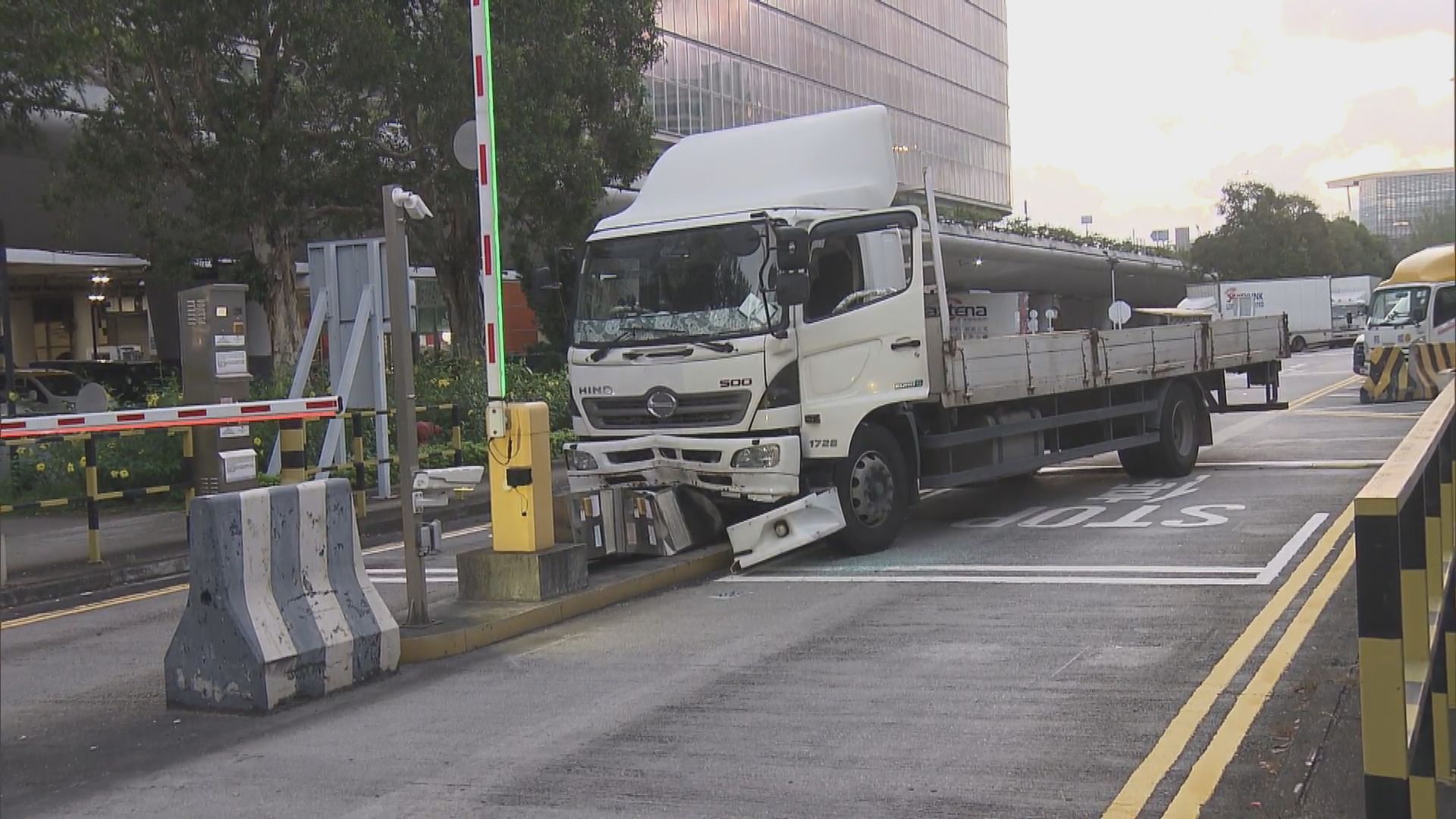 機場貨車失控撞閘司機送院亡