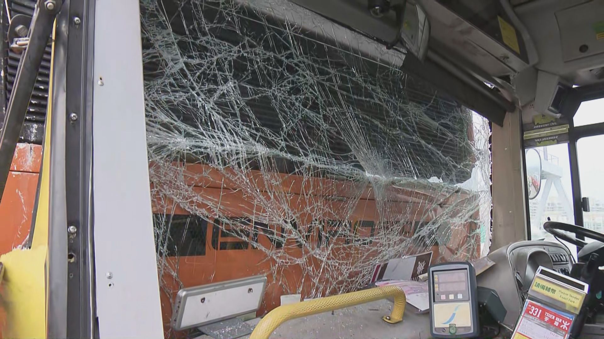 青馬大橋五巴士相撞　至少29人受傷