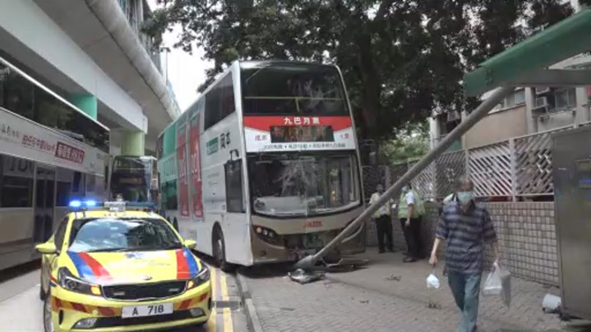 黃大仙巴士剷上行人路撞燈柱12人受傷