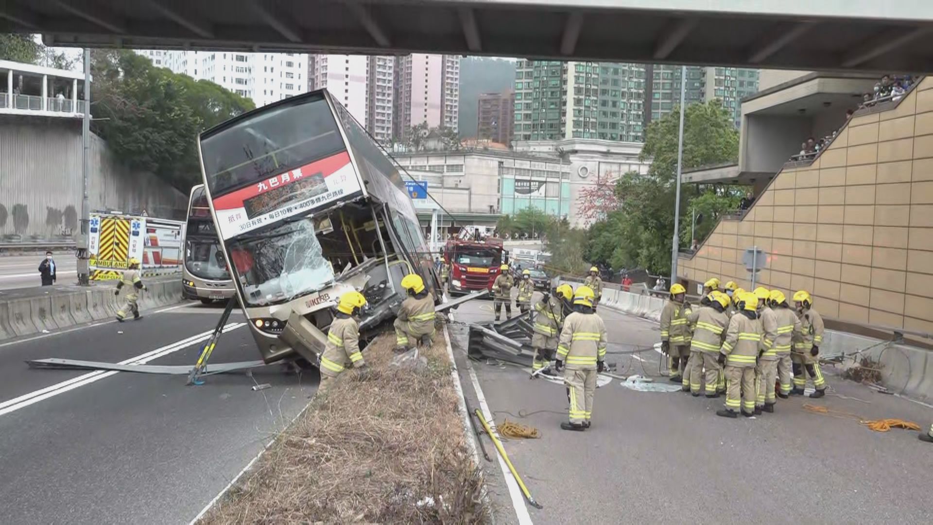 呈祥道有巴士撞壆傾側　司機被困多人受傷