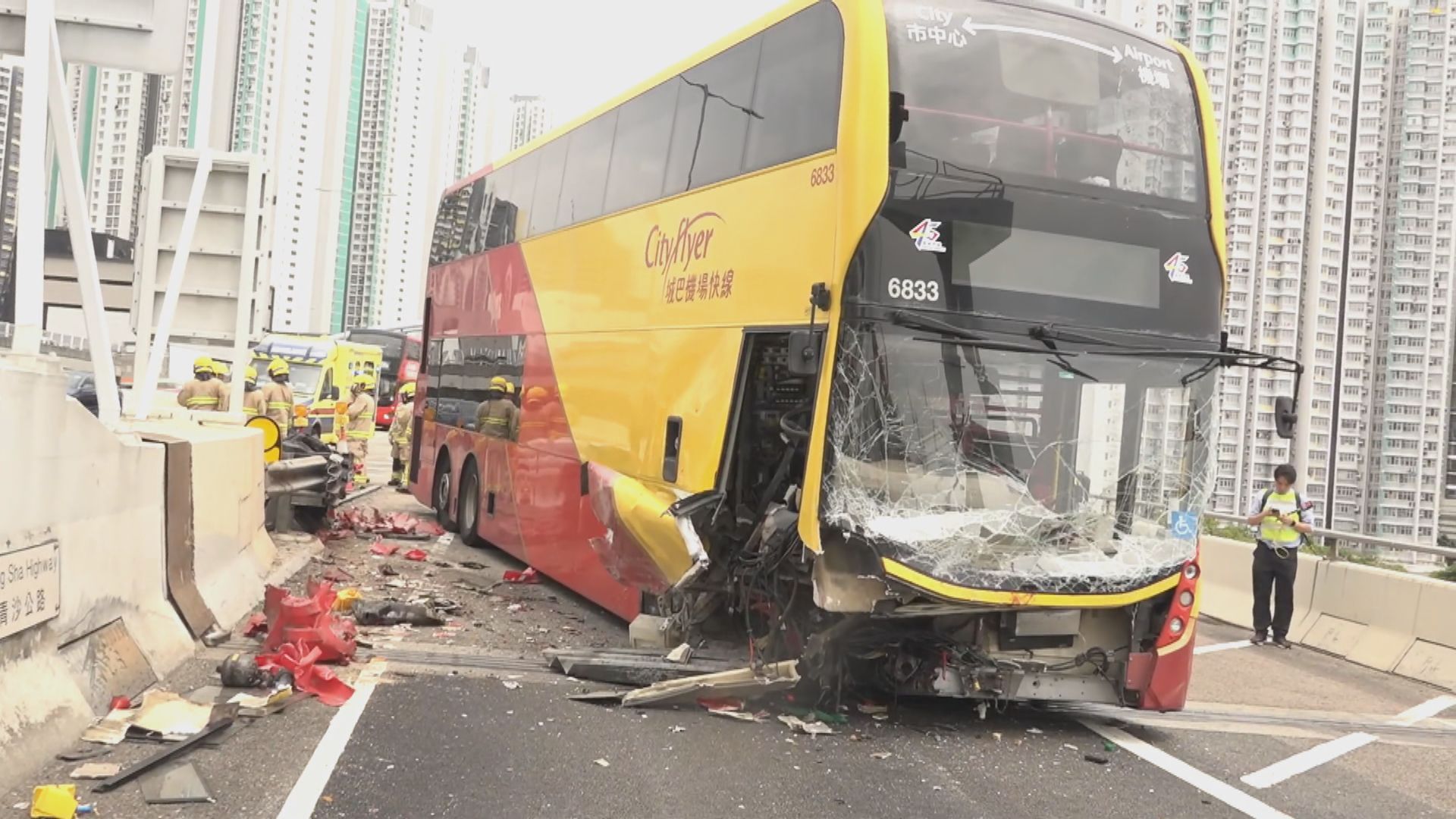 城巴機場巴士西九龍公路失控撞欄多人傷 部分行車線封閉