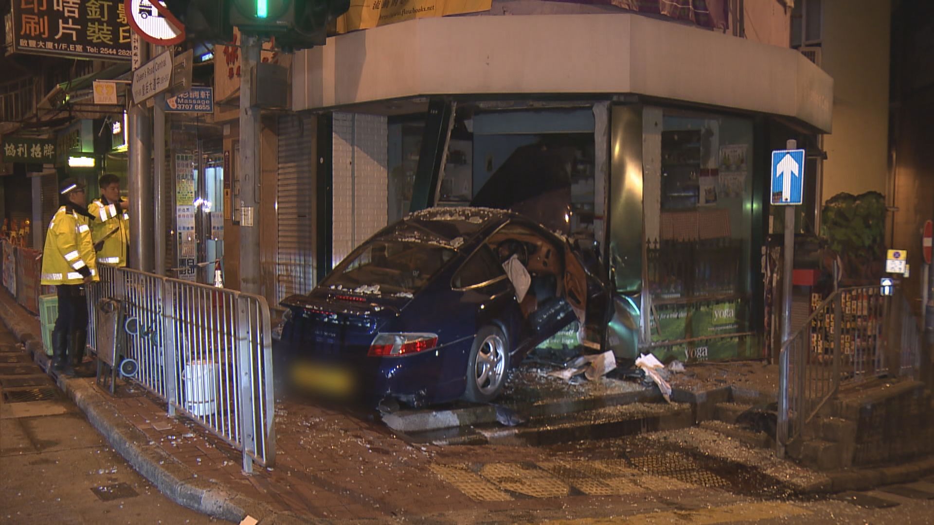 中環跑車撞毀店舖　十九歲司機涉醉駕被捕