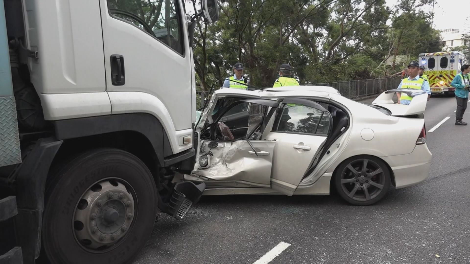 長沙灣兩車相撞三人傷