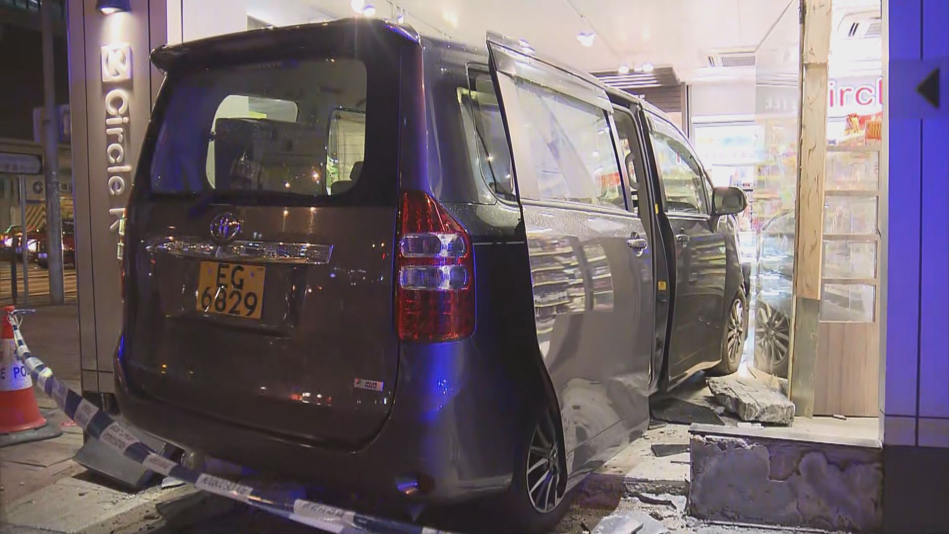 長沙灣私家車衝入便利店　一人傷
