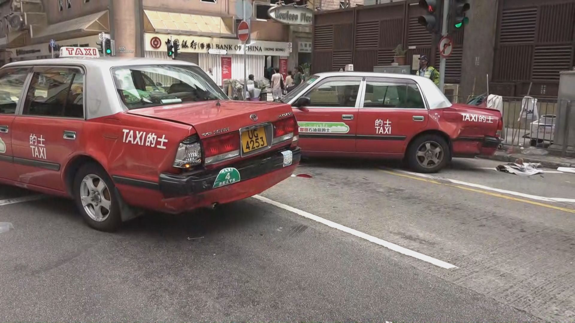 長沙灣有私家車被警車追截時撞向多車 警員一度拔槍示警