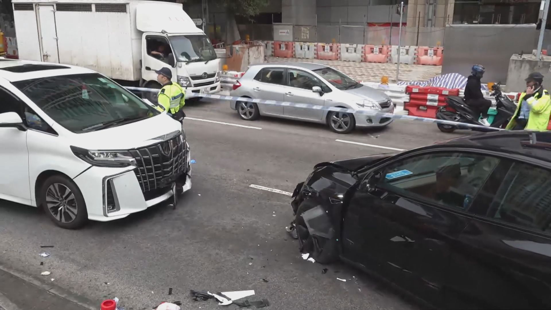 長沙灣兩車相撞三人受傷　包括兩名途經的女學生