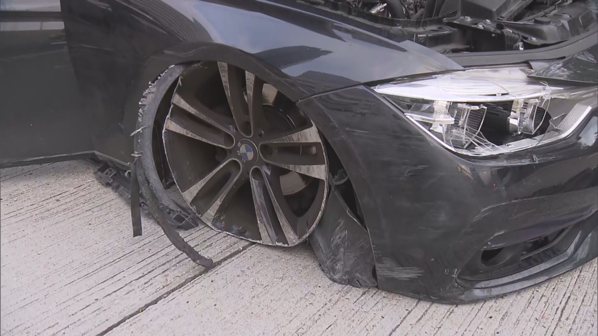 呈祥道私家車疑輪胎爆裂　失事撞欄無人傷