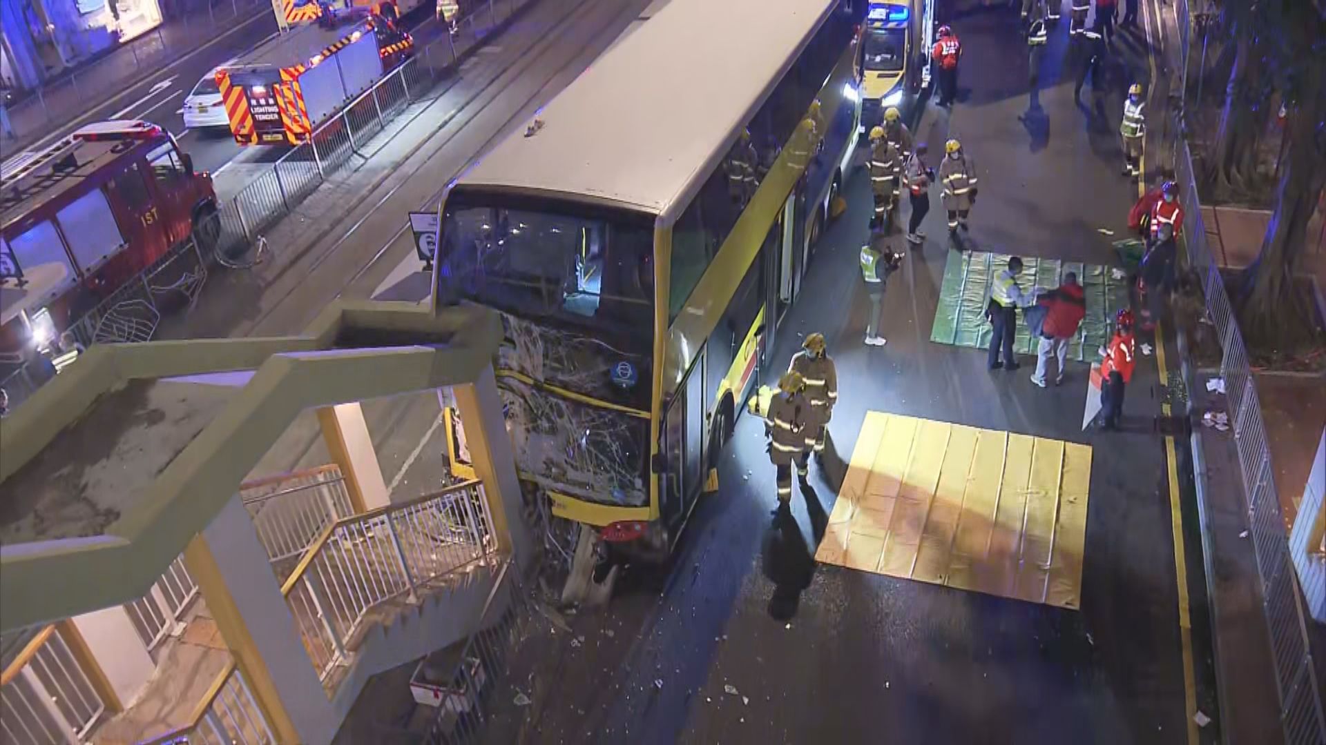 銅鑼灣巴士掃欄撞行人天橋　至少11人傷