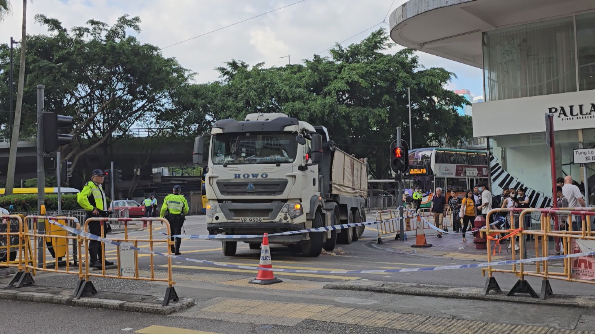 銅鑼灣外賣單車男遭泥頭車撞倒受傷送院