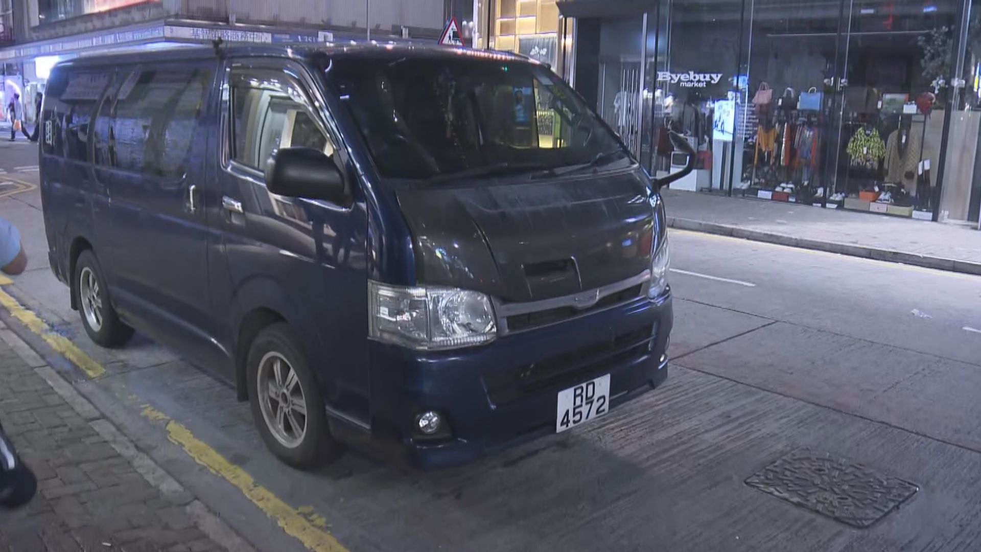 銅鑼灣客貨車撞女途人 腳傷送院
