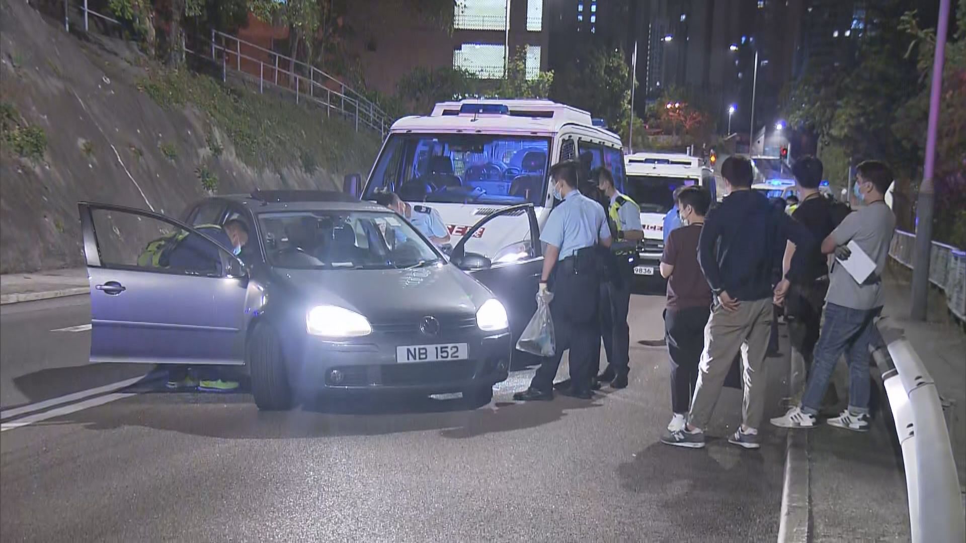 警車於葵盛圍撞停私家車　疑販毒司機被制服