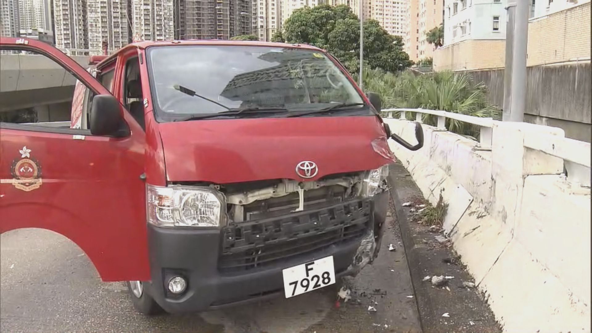 九龍灣消防處客貨車撞壆一人傷