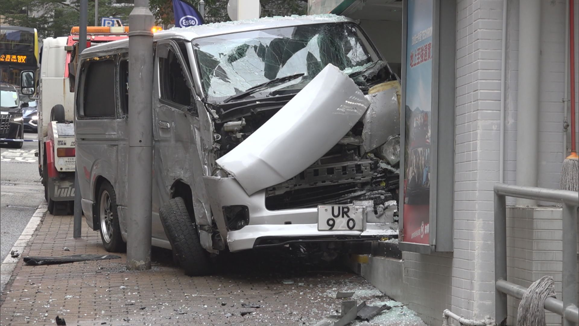 跑馬地客貨車撞入油站店舖　兩人傷