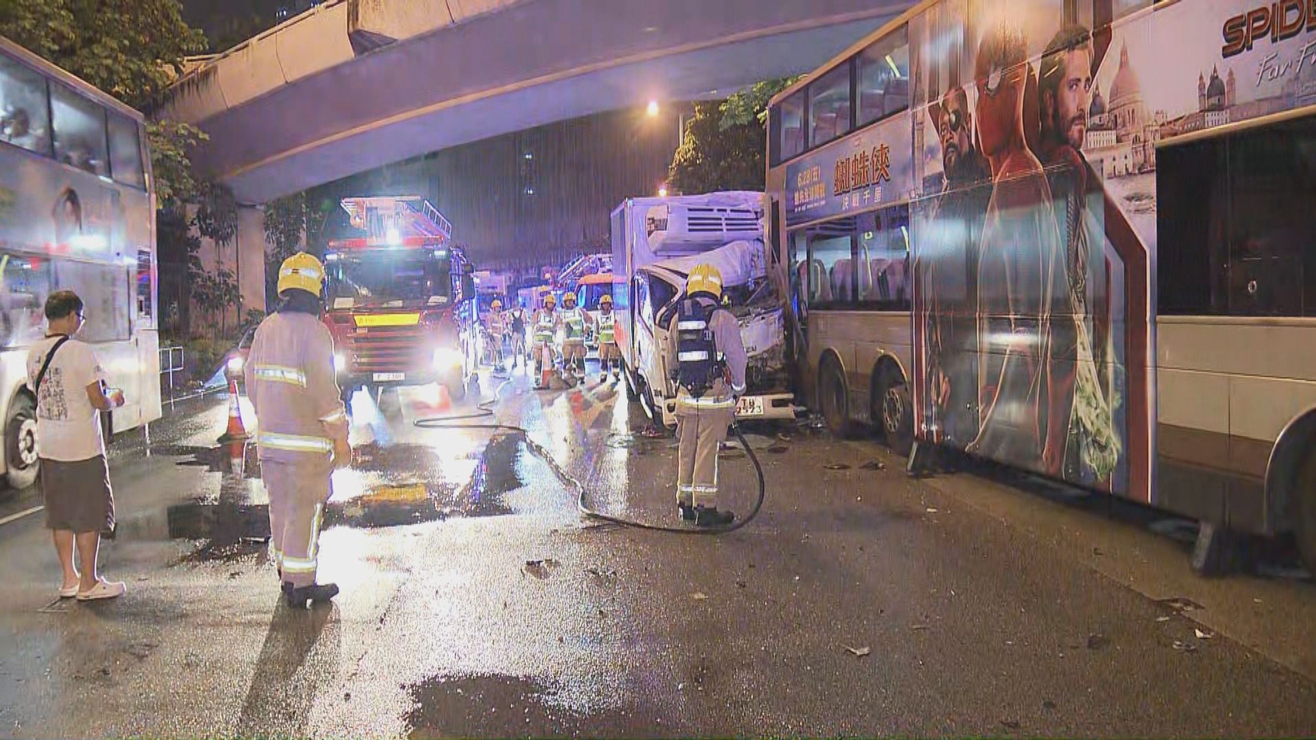 觀塘道貨車撞巴士14人送院