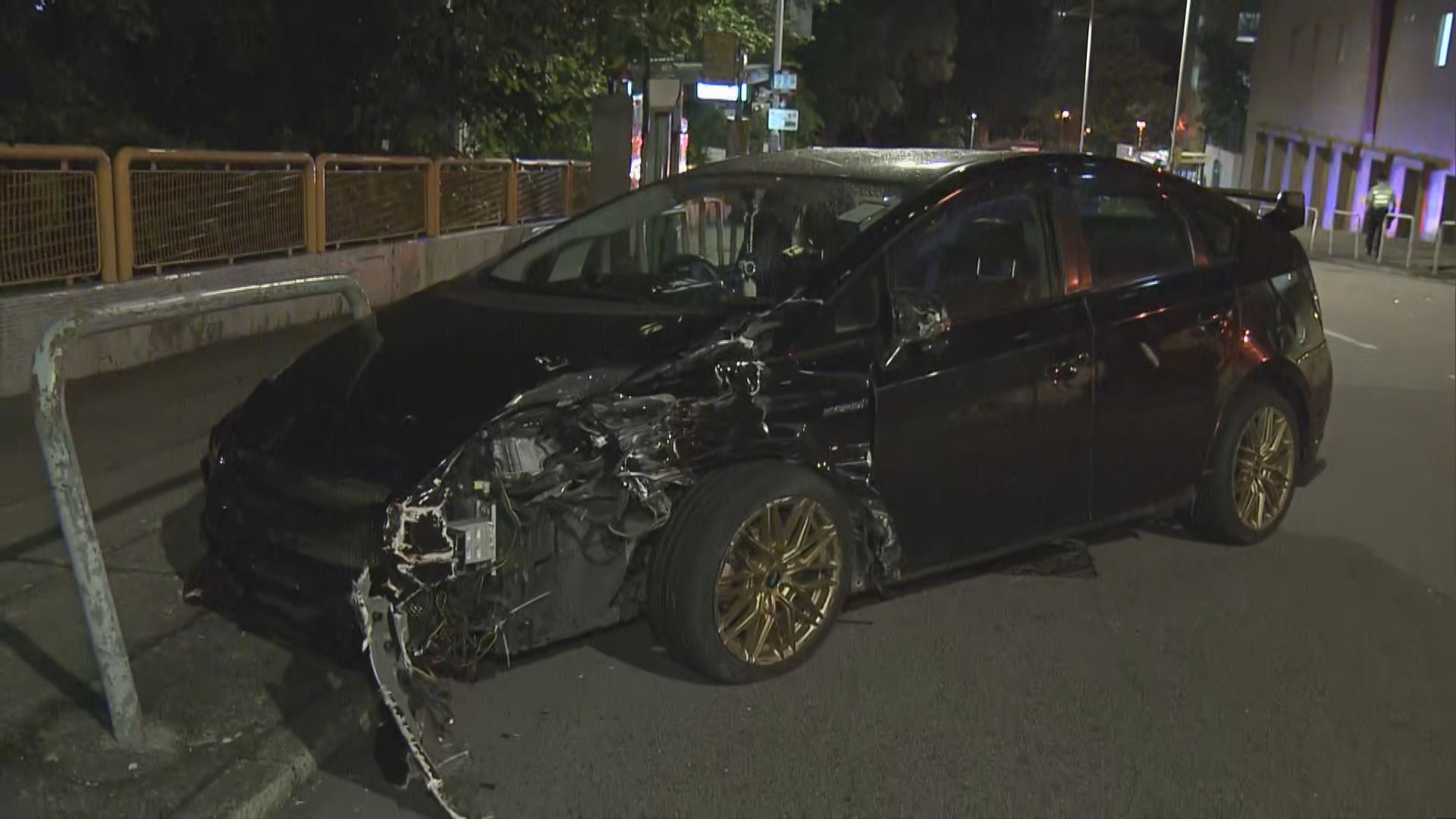 葵涌兩車相撞五人受傷