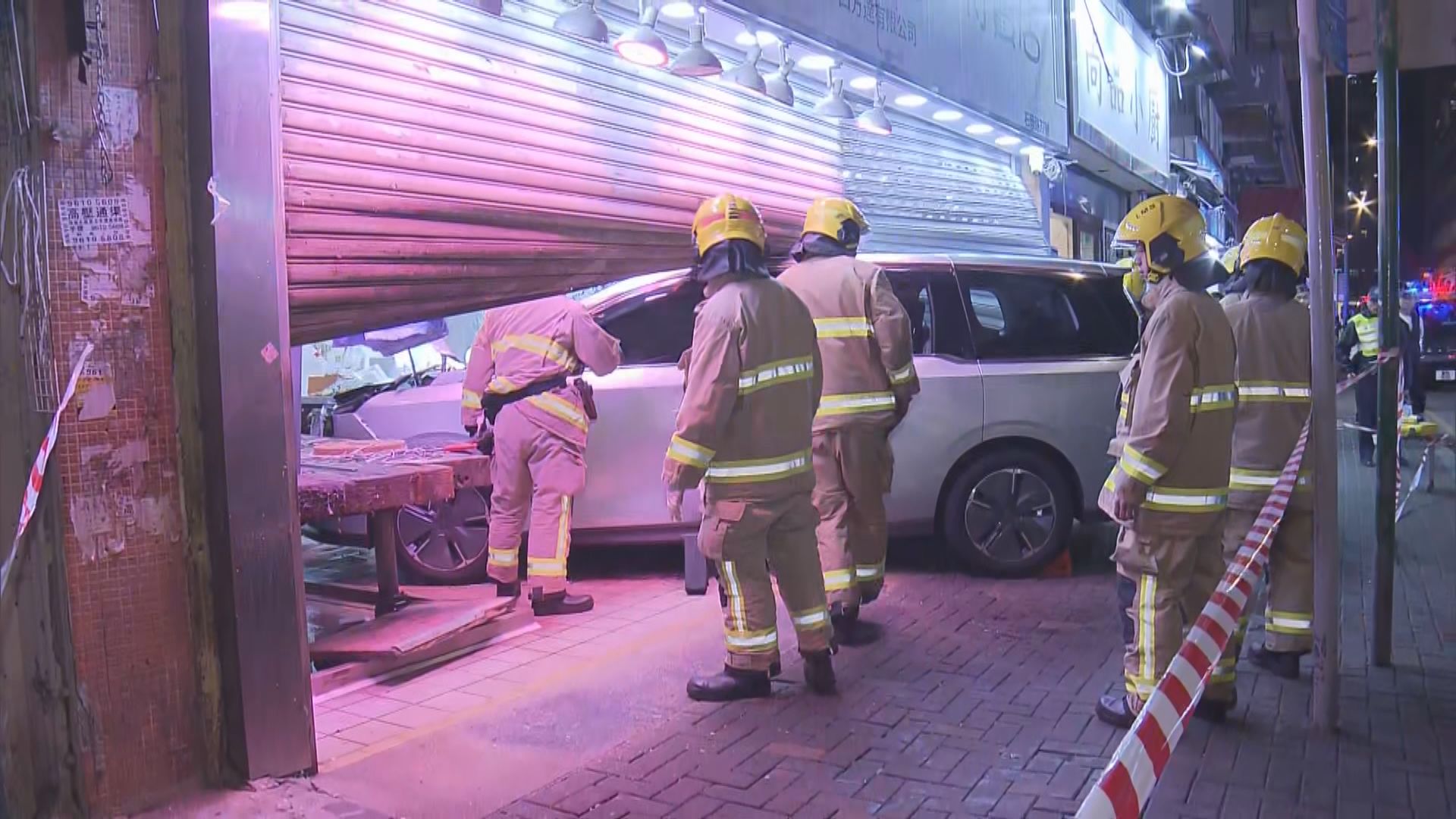 葵涌私家車撞入舖　店員受傷