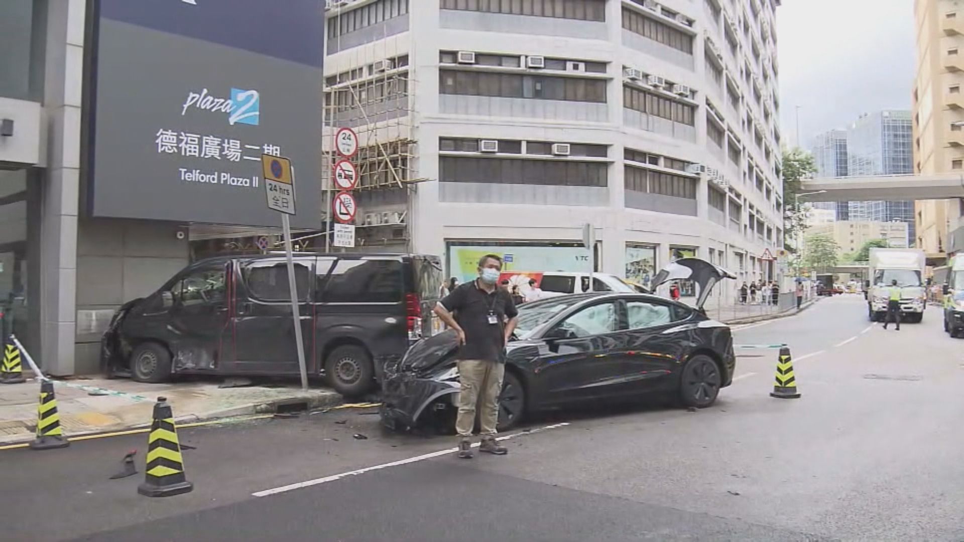 九龍灣兩車相撞　客貨車剷上行人路釀兩傷