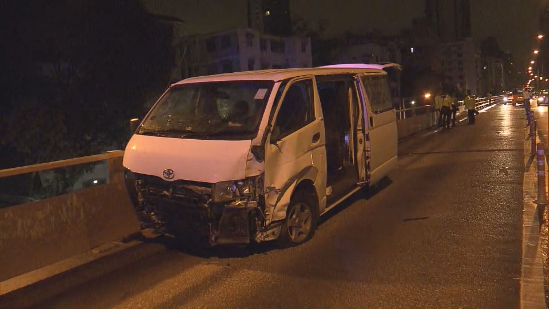 九龍城兩車相撞一司機涉酒駕墮橋受傷