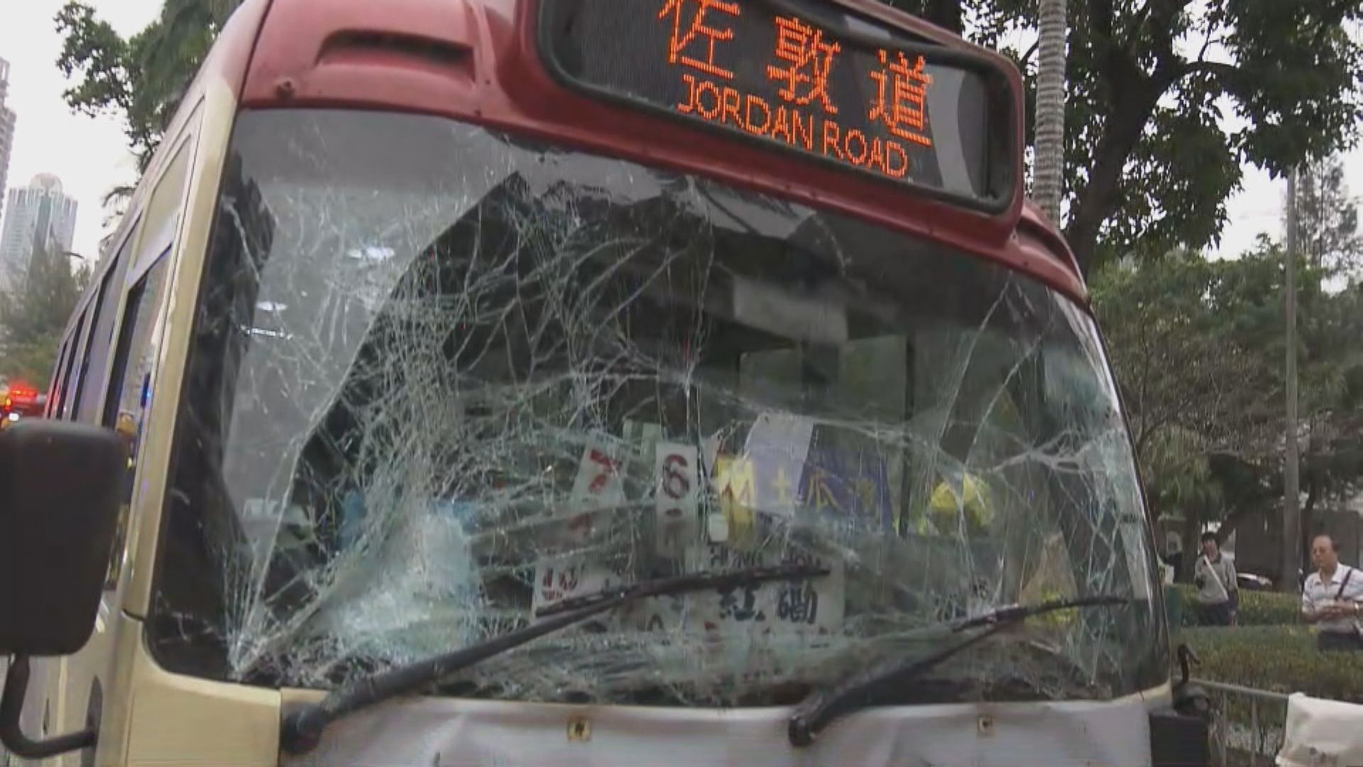 馬頭涌道有巴士與小巴相撞 至少14人受傷
