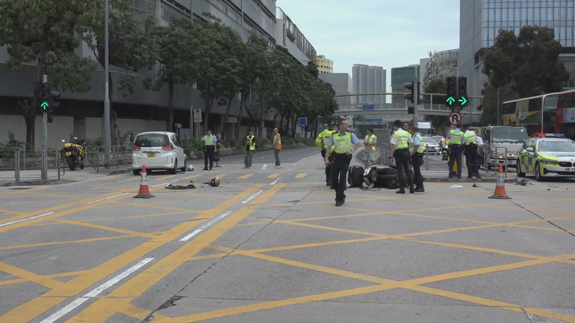 九龍灣私家車與電單車相撞一死兩傷