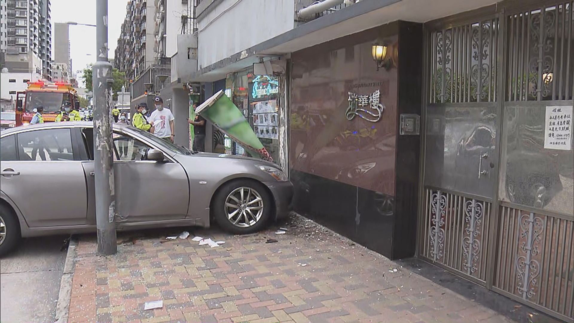 九龍城兩私家車相撞釀兩傷