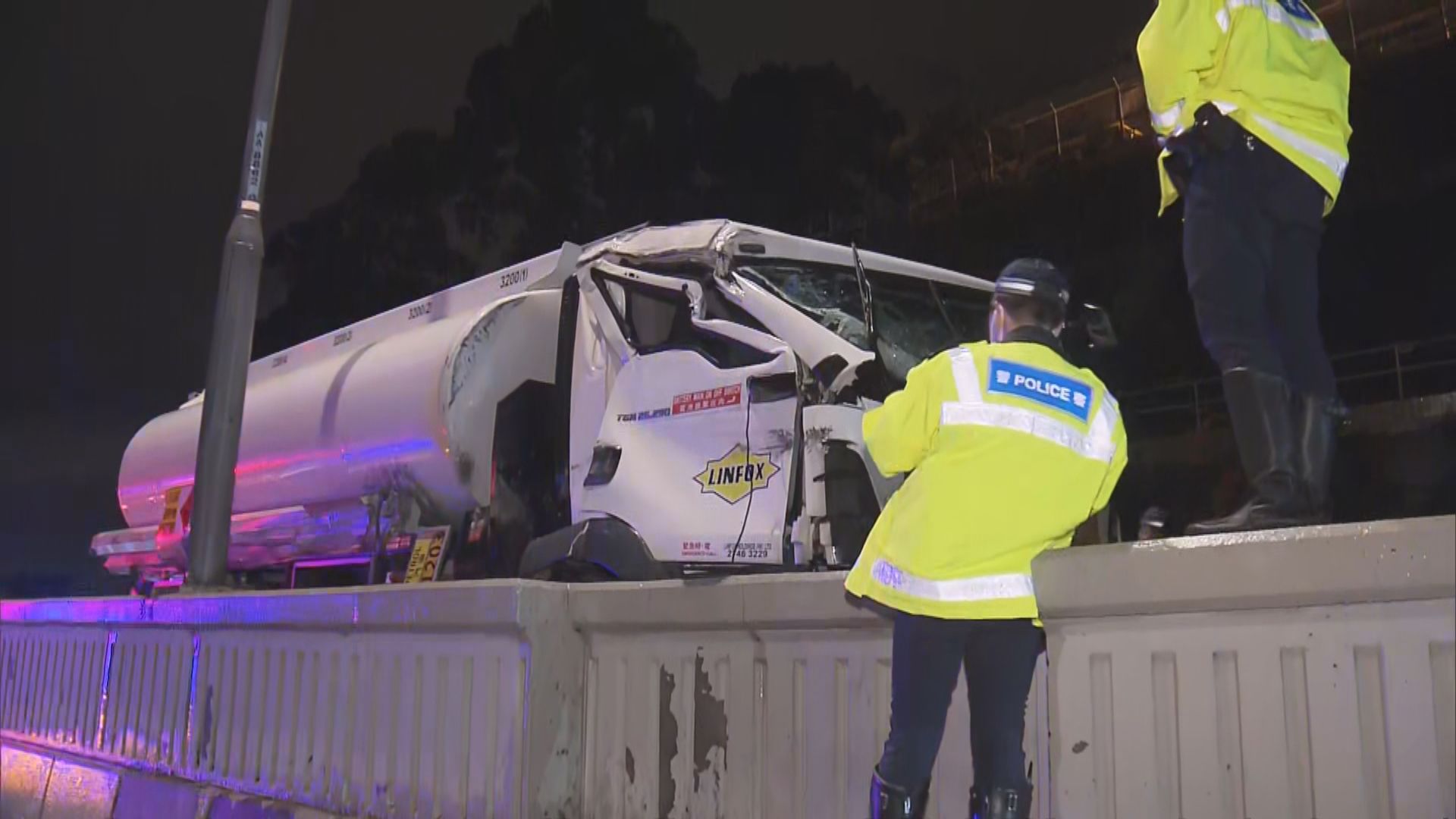 龍翔道運油車撞倒燈柱　兩司機受傷