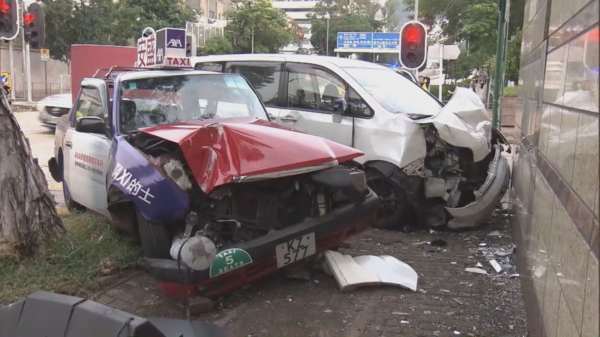 九龍塘私家車的士相撞　三人受傷