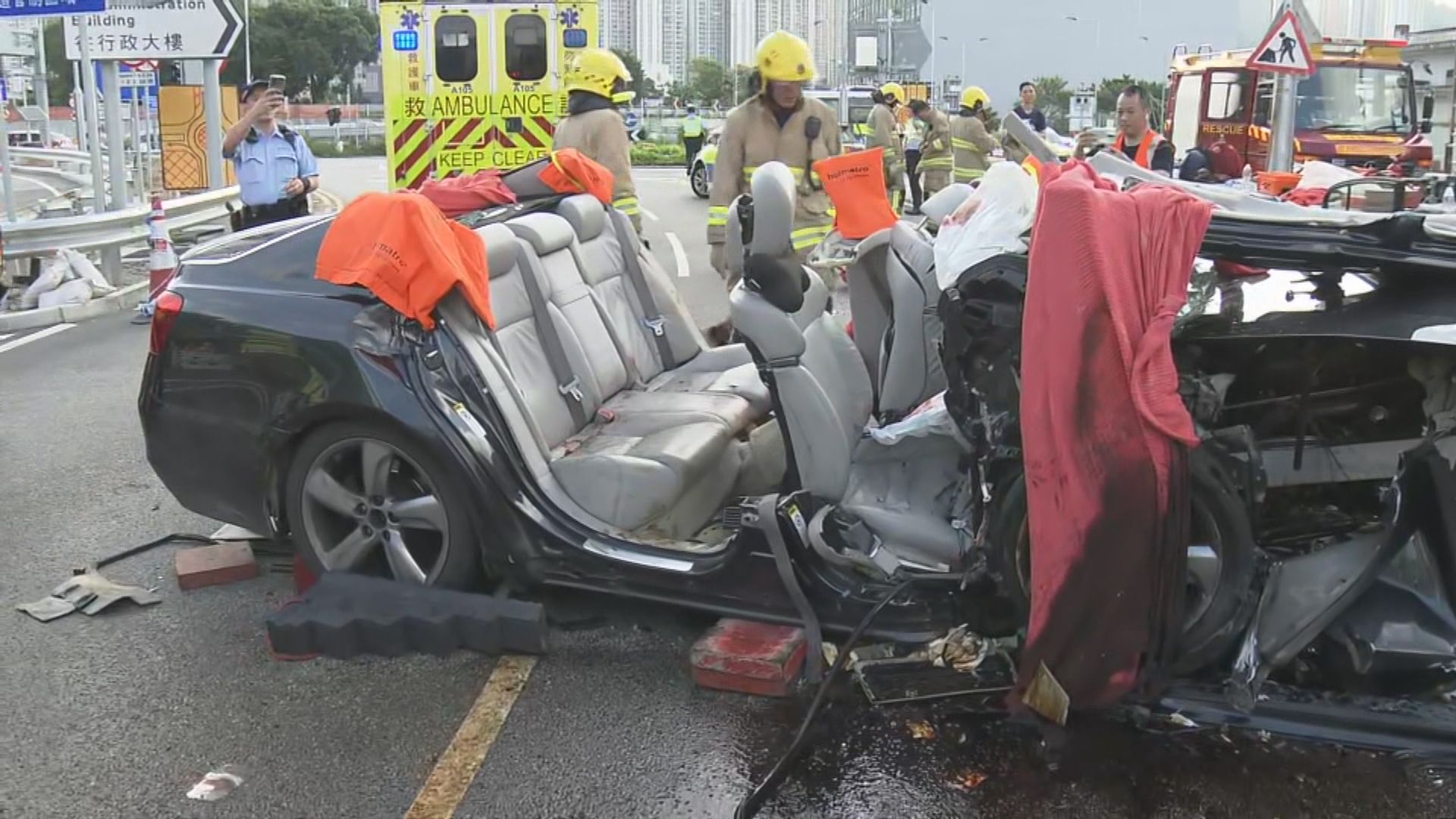 藍田交匯處嚴重車禍五人傷 司機被困昏迷