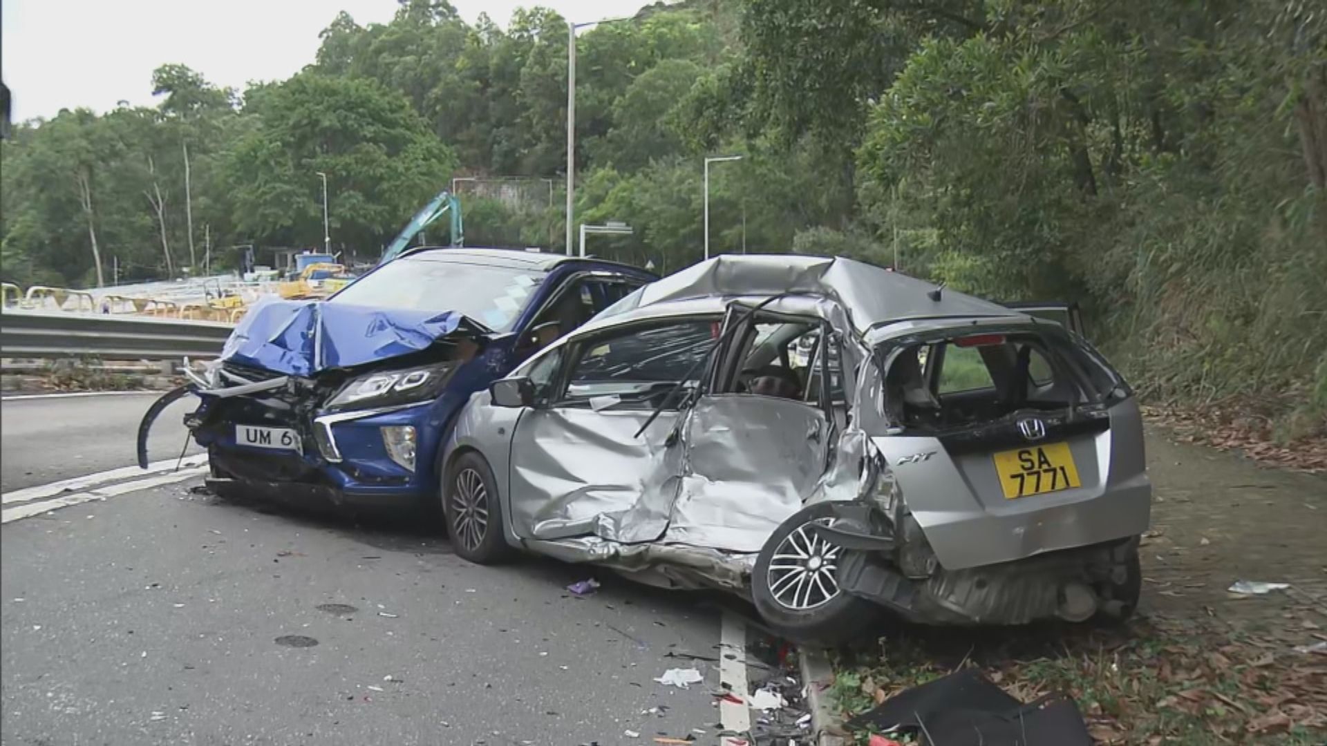東涌道兩車相撞司機俱傷其一昏迷