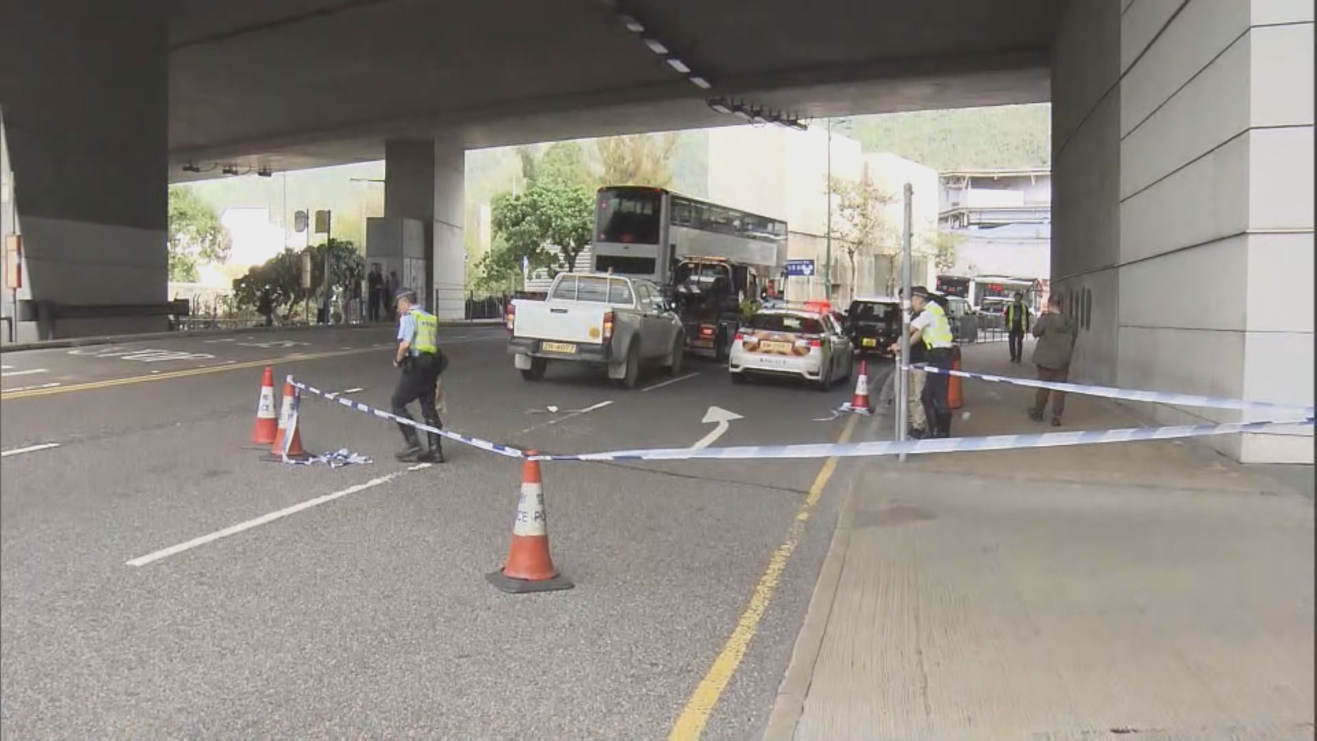 東涌私家車撞兩女　其中一人昏迷送院