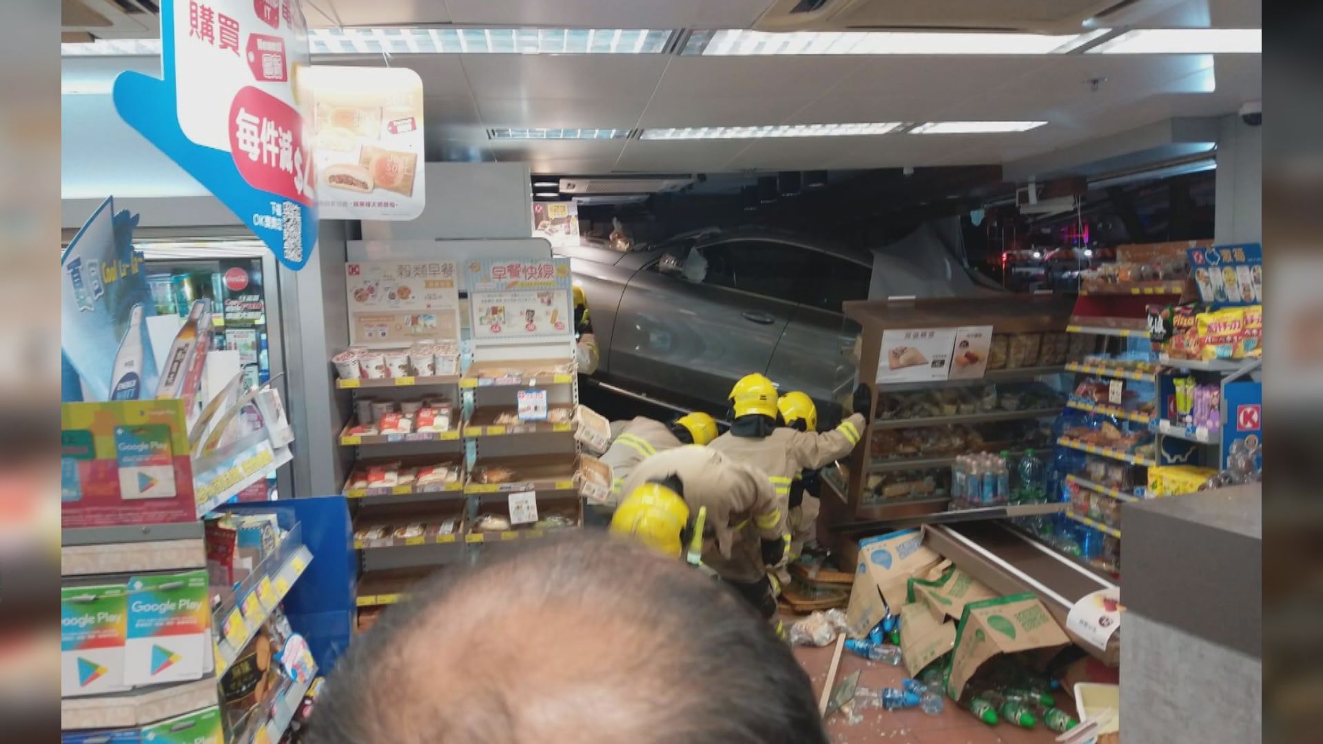 北角私家車撞入餅店　有人被困