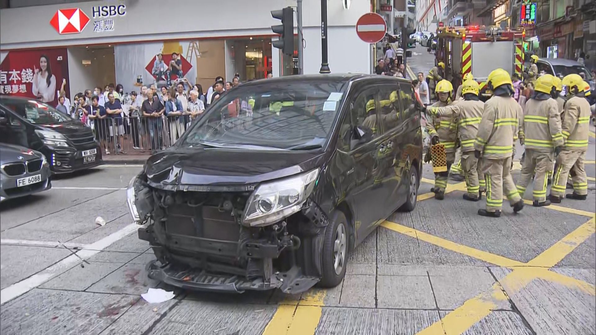 北角私家車撞傷2途人　1人昏迷送院