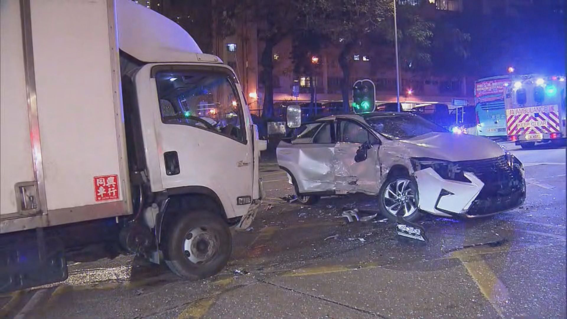 清水灣道3車相撞釀8傷