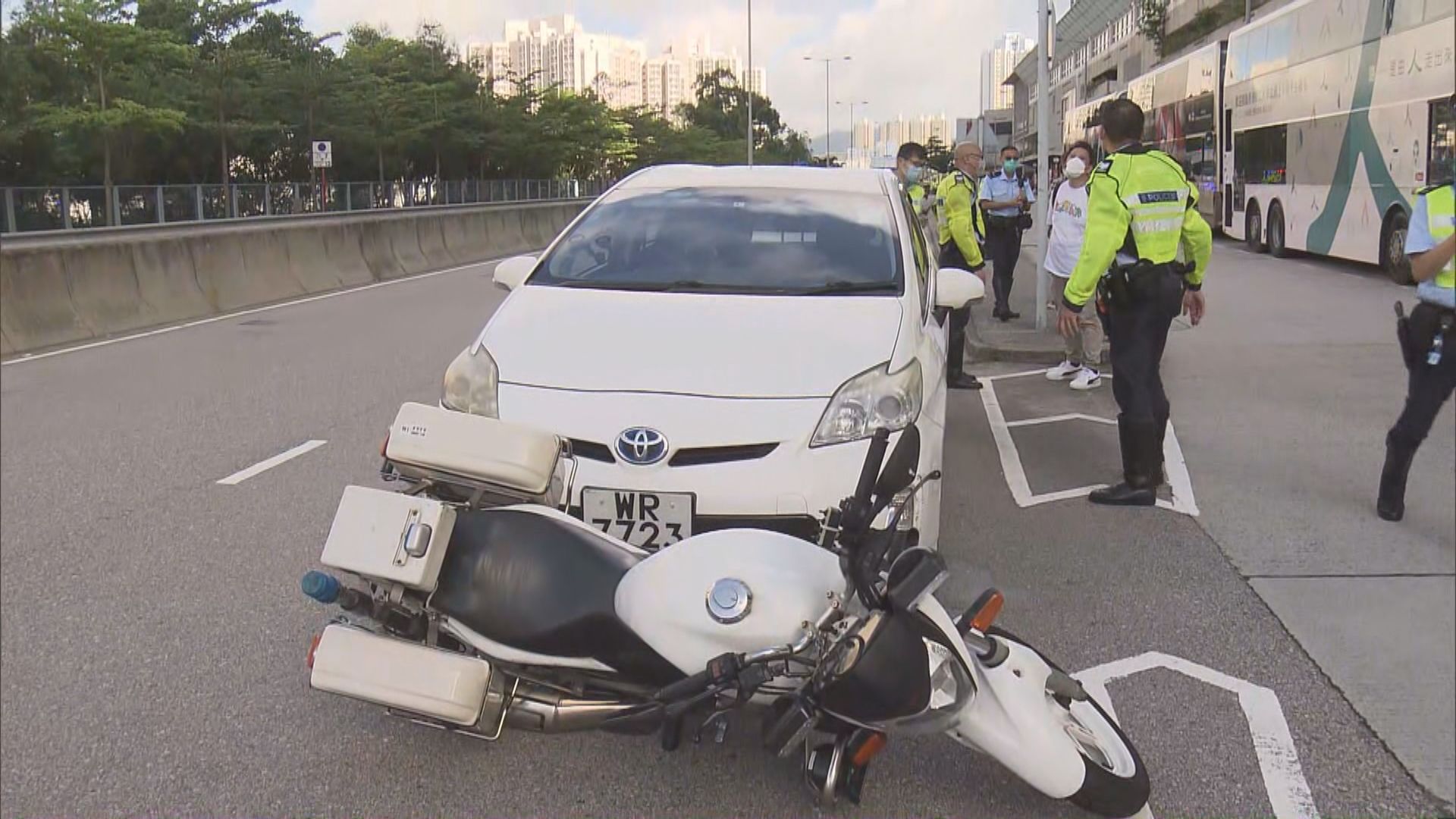 秀茂坪警察電單車與私家車相撞　一名警員受傷