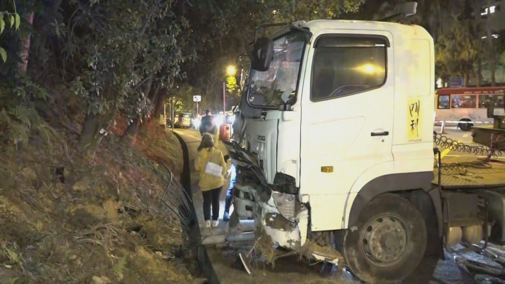 西貢公路貨櫃車與私家車相撞兩傷