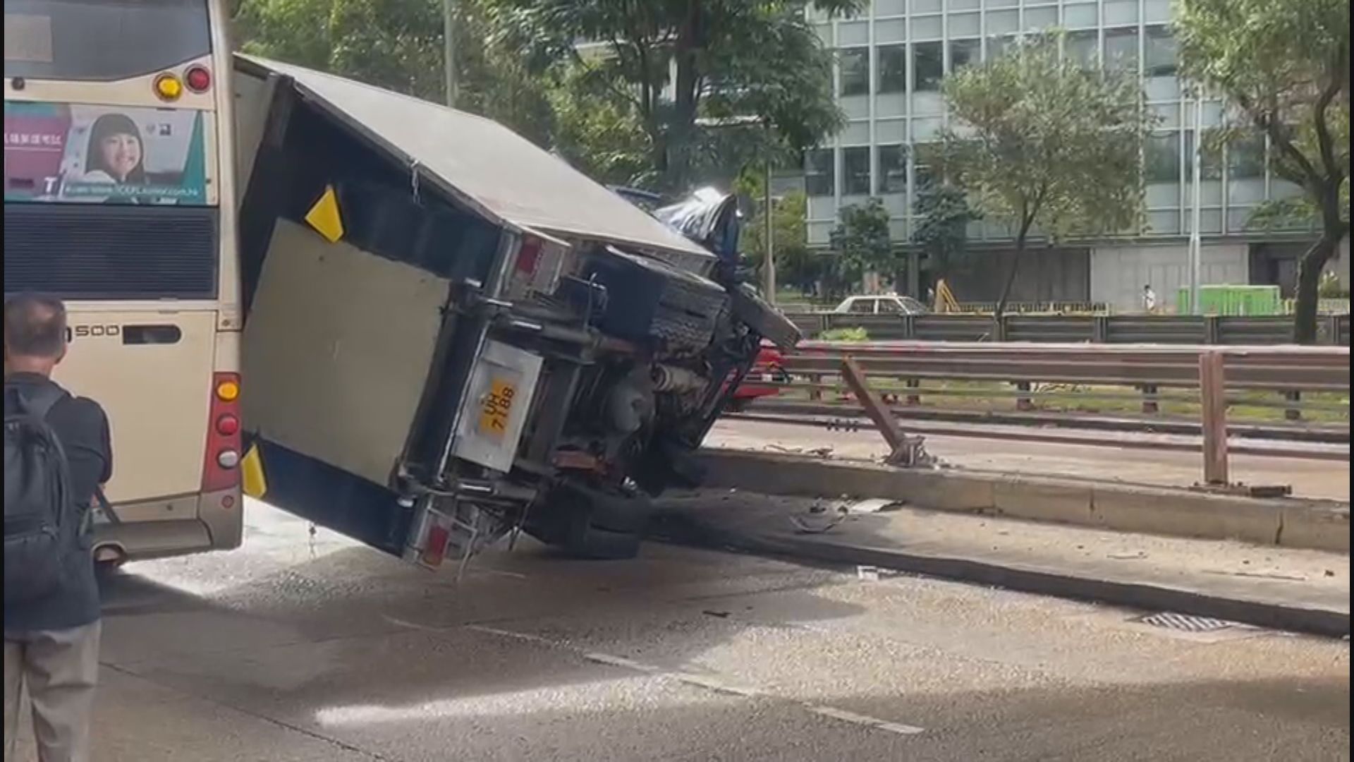 新蒲崗太子道東貨車與巴士相撞 一人受傷