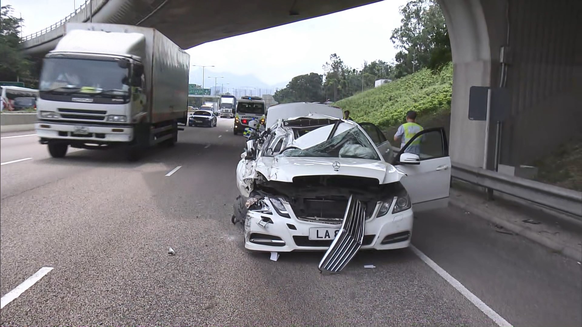 沙田兩車相撞私家車司機重傷送院